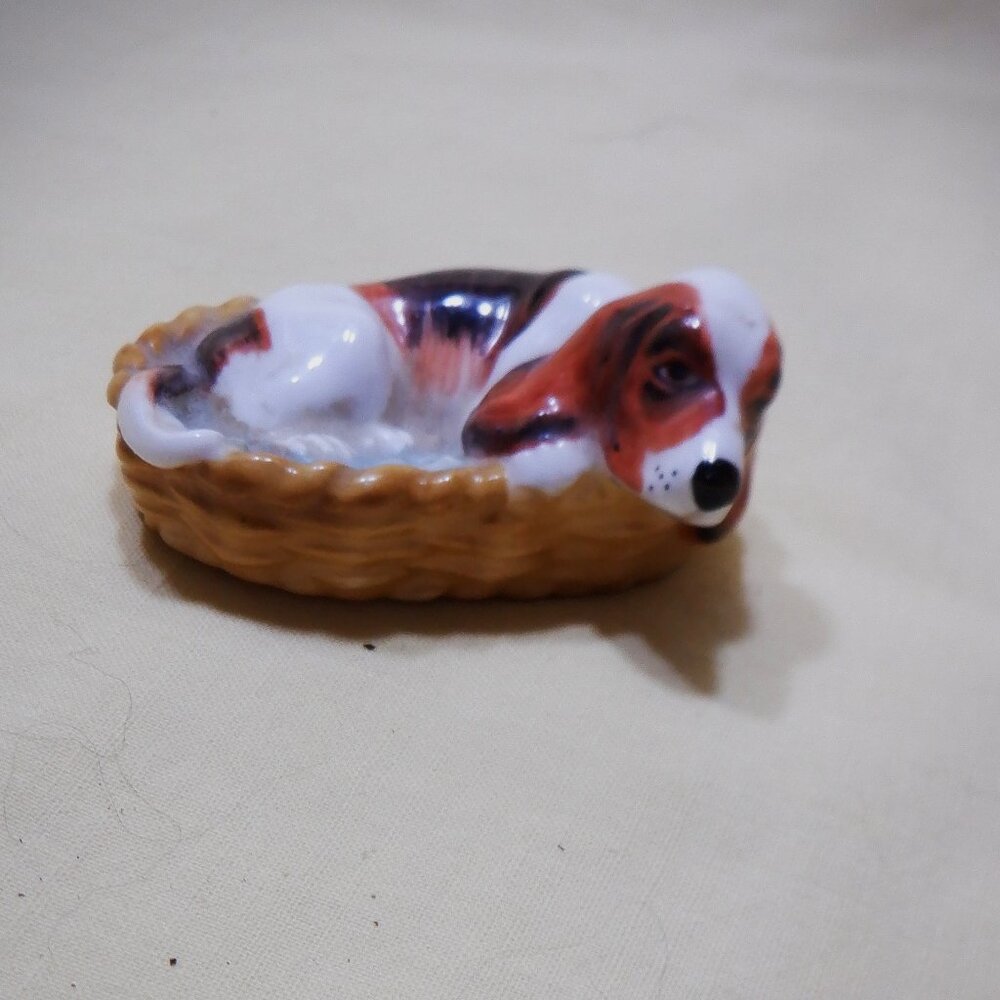 Genuine *** MARURI China Dog ~ SPANIEL in his Basket ***